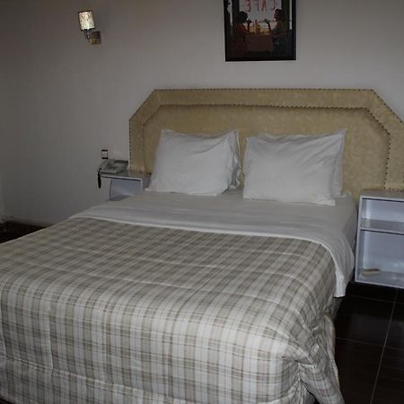 Zambezi Inn Hotel Conakry Bagian luar foto